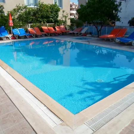 Ξενοδοχείο με διαμερίσματα Banana Μαρμαρίς