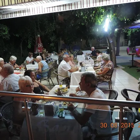 Ξενοδοχείο με διαμερίσματα Banana Μαρμαρίς